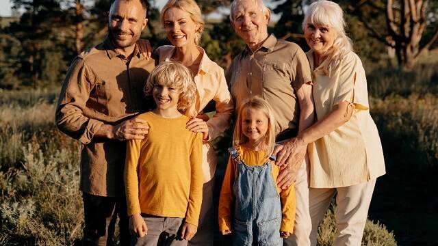 Padre, hijos, abuelos... el poder de la familia, en una foto de Freepik.com 