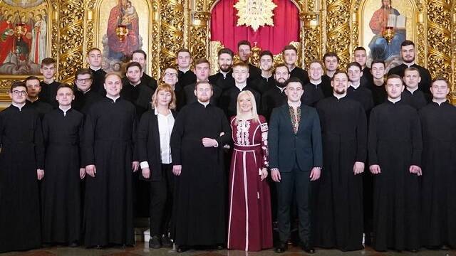 La soprano Alina Pogosova con seminaristas grecocatólicos y ortodoxos en la catedral de las Cúpulas Doradas de Kiev