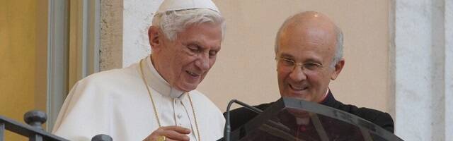 Benedicto XVI con su secretario Alfred Xuereb, maltés; él ha escrito sus recuerdos con Benedicto