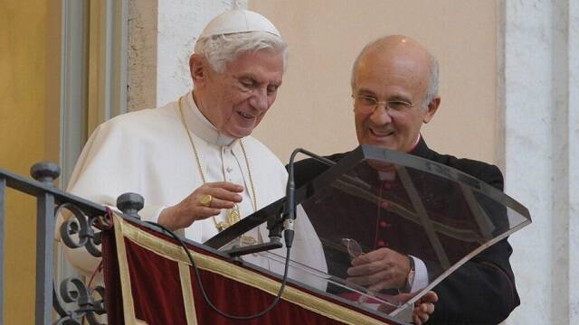 Benedicto XVI con su secretario Alfred Xuereb, maltés; él ha escrito sus recuerdos con Benedicto