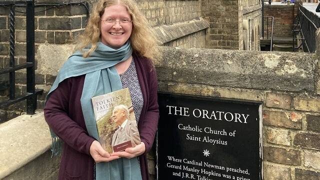 Holly Ordway en 2023 en Saint Aloysius, que fue la parroquia de Tolkien en Oxford muchos años