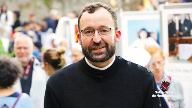 El padre Pierre Doat, rector del santuario del Monte Saint-Michel.