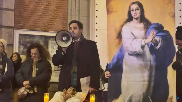 En el centro de la imagen, José Andrés Calderón, que ha dirigido ininterrumpidamente el Rosario en la calle de Ferraz desde el 12 de noviembre de 2023, más de un año.