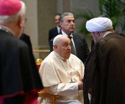 Francisco, cumplimentado por uno de los embajadores presentes. Foto: Vatican Media.