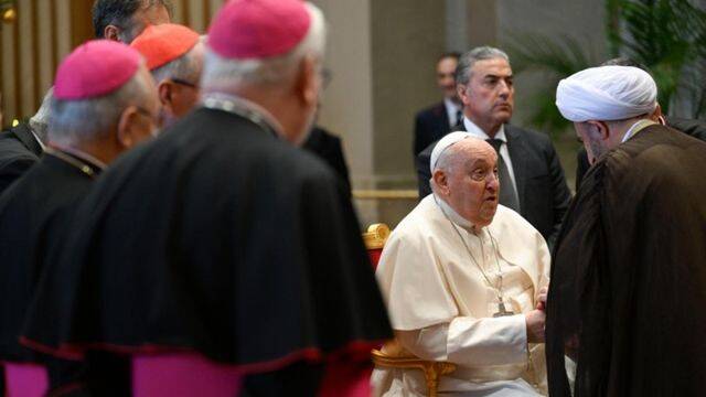 Francisco, cumplimentado por uno de los embajadores presentes. Foto: Vatican Media.