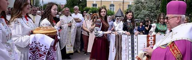 El obispo Bilyk en una ceremonia de bienvenida en Ucrania en 2024, fue clérigo clandestino 20 años