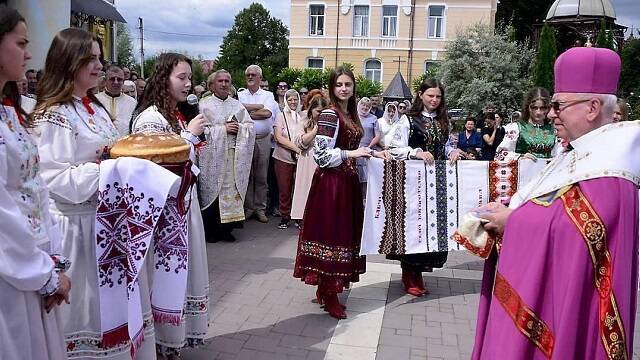 El obispo Bilyk en una ceremonia de bienvenida en Ucrania en 2024, fue clérigo clandestino 20 años