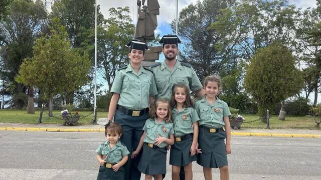 Miranda, ya embarazada, junto a su marido y sus cuatro hijas, todas ellas vestidas de guardia civil.