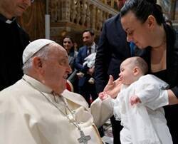 El Papa bautizó a 21 hijos de empleados de Vaticano en lo que ya es una tradición en la Santa Sede / Foto: Vatican Media.