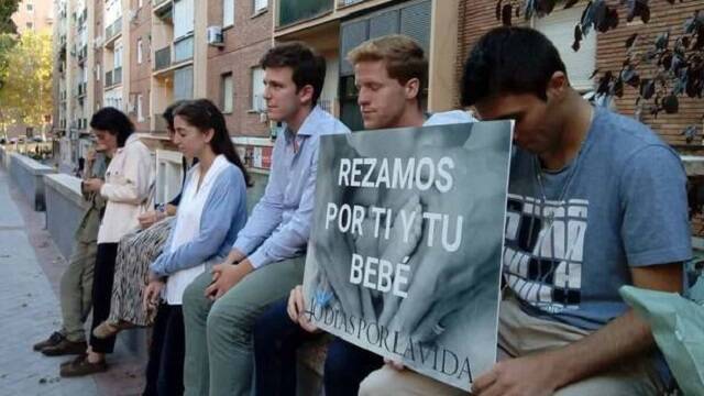 Un grupo de jóvenes de 40 Días por la Vida reza en silencio ante un abortorio en las calles de España