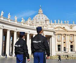 Dos miembros de la Gendarmería Vaticana en la Plaza de San Pedro.