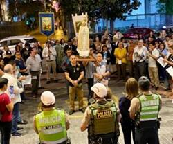 Católicos protestando en Perú.