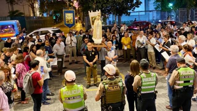 Católicos protestando en Perú.