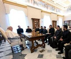 El Papa Francisco con sacerdotes argentinos.