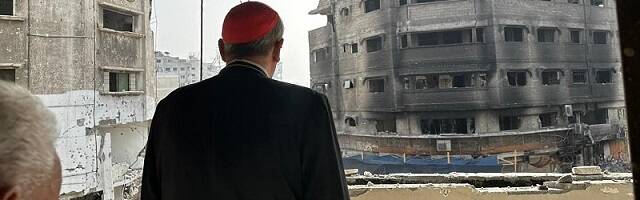 El cardenal Pizzaballa contempla las ruinas de Gaza en verano de 2024