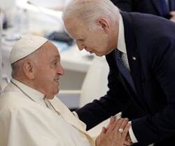 El Papa Francisco con Joe Biden. 