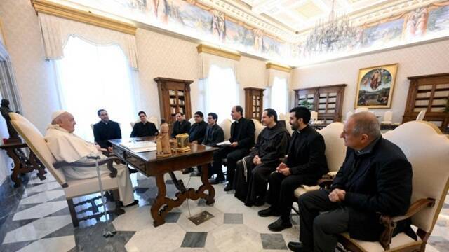 El Papa Francisco con sacerdotes argentinos.