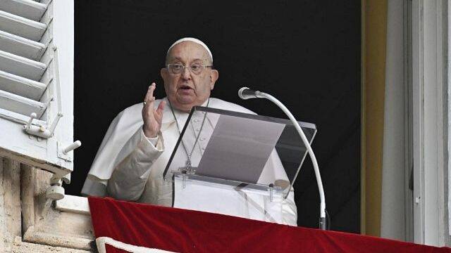 Francisco imparte la bendición este domingo tras el Ángelus desde el Palacio Apostólico. Foto: Vatican Media.