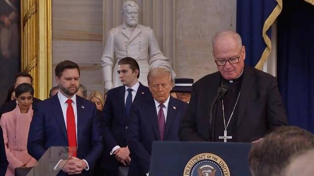 De izquierda a derecha en la imagen, Usha Vance, J.D. Vance, Barron Trump, Donald Trump y Timothy Dolan, arzobispo de Nueva York.