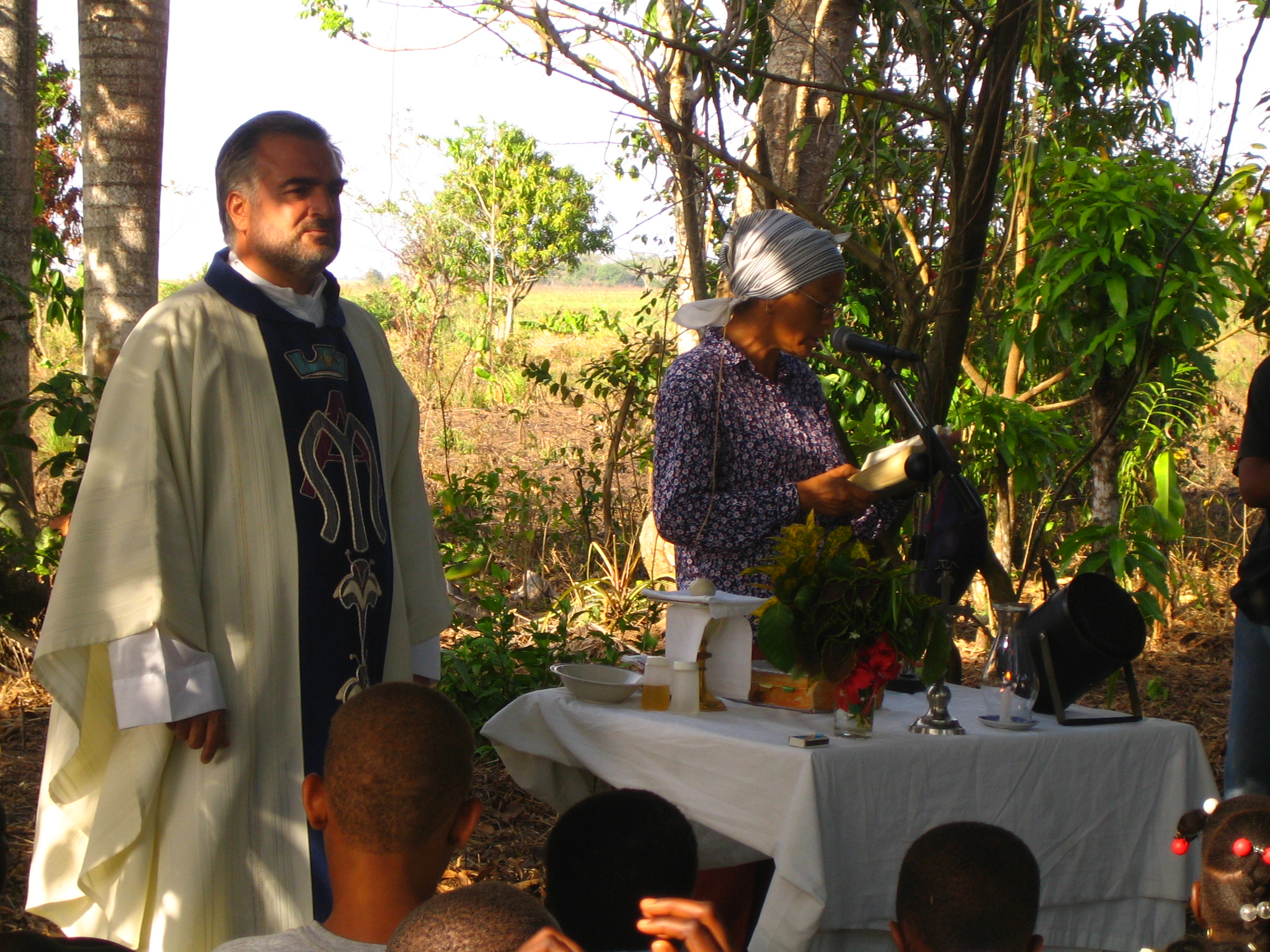 El padre Christopher celebrando Misa en República Dominicana.