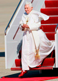 El Papa viste de Prada» y otras mentiras interesadas sobre el vestuario de  Benedicto XVI - ReL