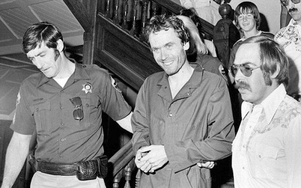 Ted Bundy, durante uno de sus traslados penitenciarios.